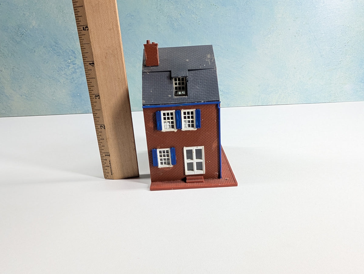 USED HO Scale Brick House w/ Dark Blue Shutters