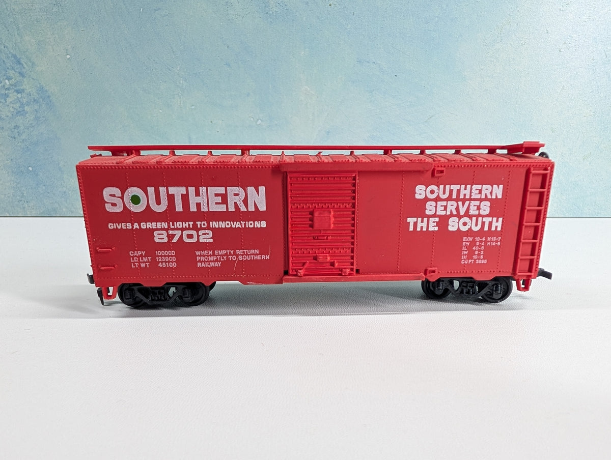 USED Lionel HO Scale 40' Box Car Southern #8702