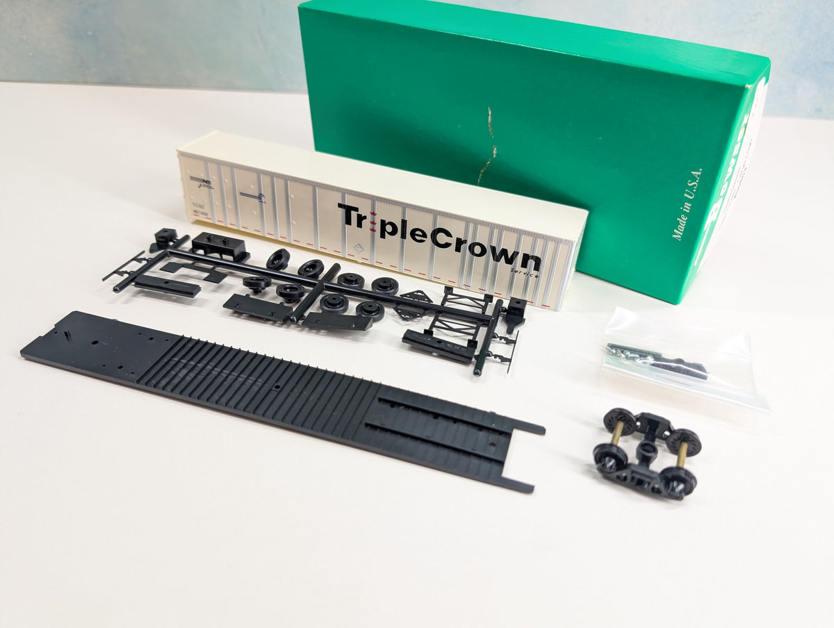 Bowser 55503 HO Scale 53' RoadRailer Plate Trailer Triple Crown Services TCSZ #461498 Large Logo KIT