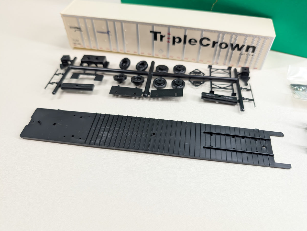 Bowser 55503 HO Scale 53' RoadRailer Plate Trailer Triple Crown Services TCSZ #461498 Large Logo KIT