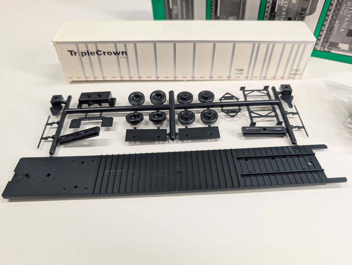 Bowser 55501 HO Scale 53' RoadRailer Plate Trailer Triple Crown Services TCSZ #463923 KIT