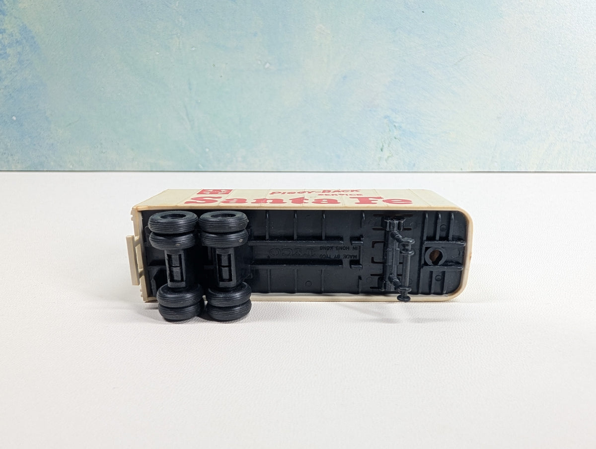USED Tyco HO Scale Piggy Trailer Santa Fe
