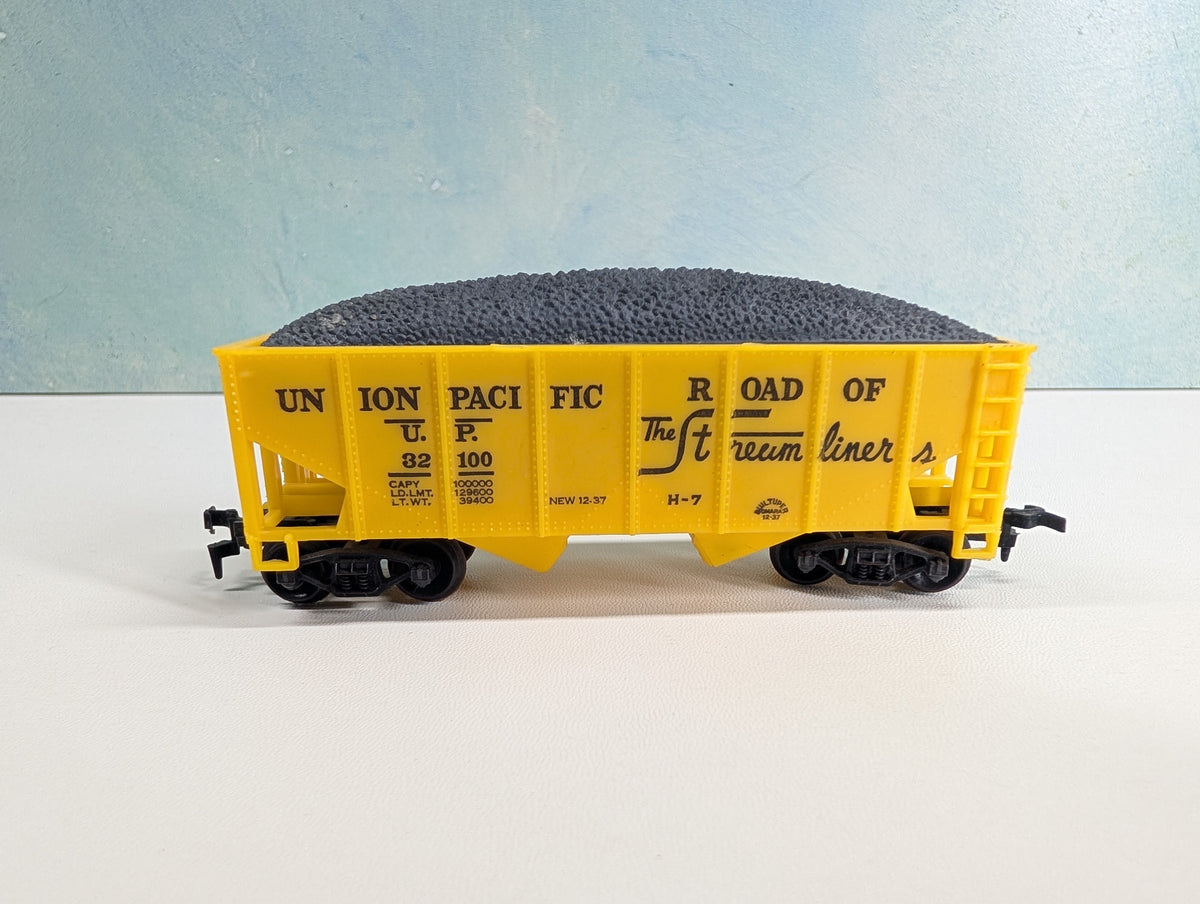 USED Life-Like HO Scale 2 Bay Hopper w/ Coal Union Pacific UP #32100