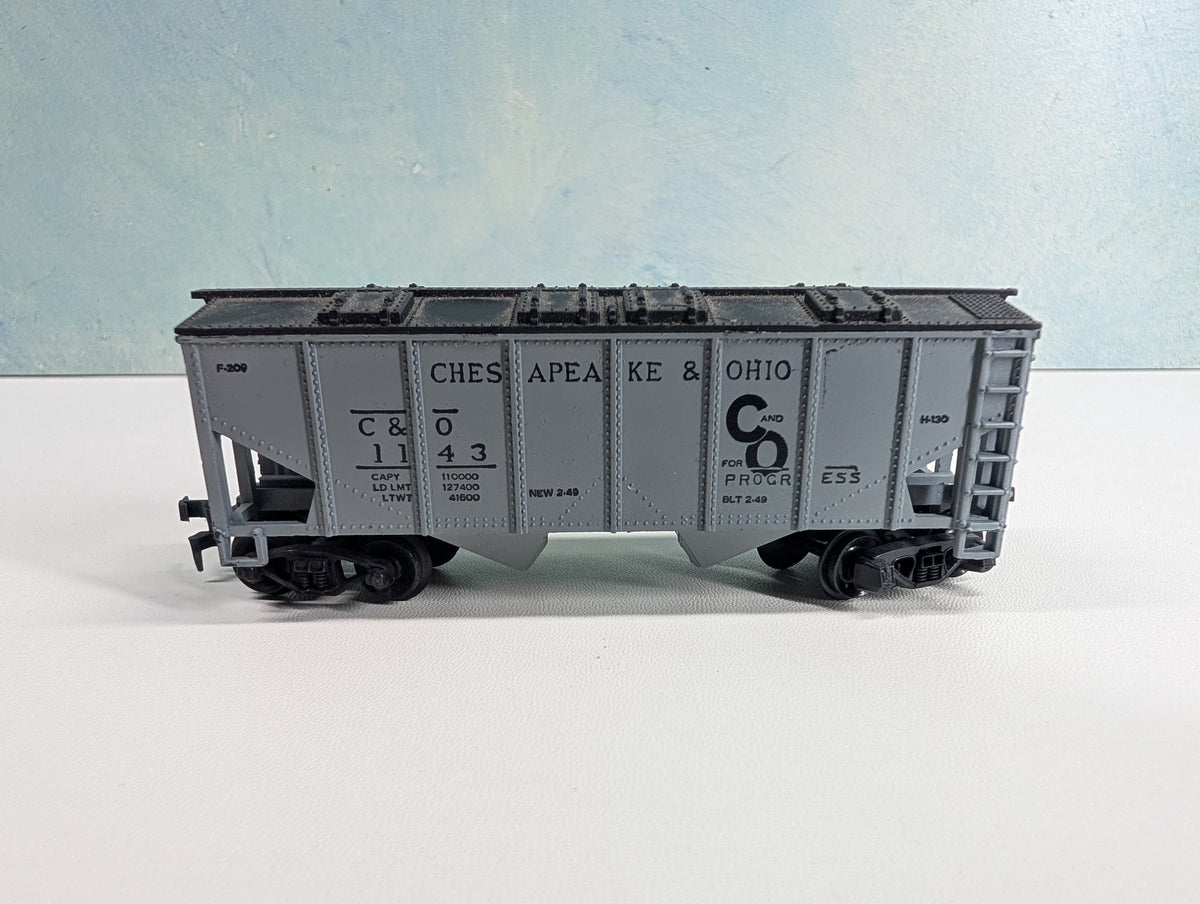 USED Life-Like HO Scale 2 Bay Covered Hopper Chesapeake and Ohio C&O #1143