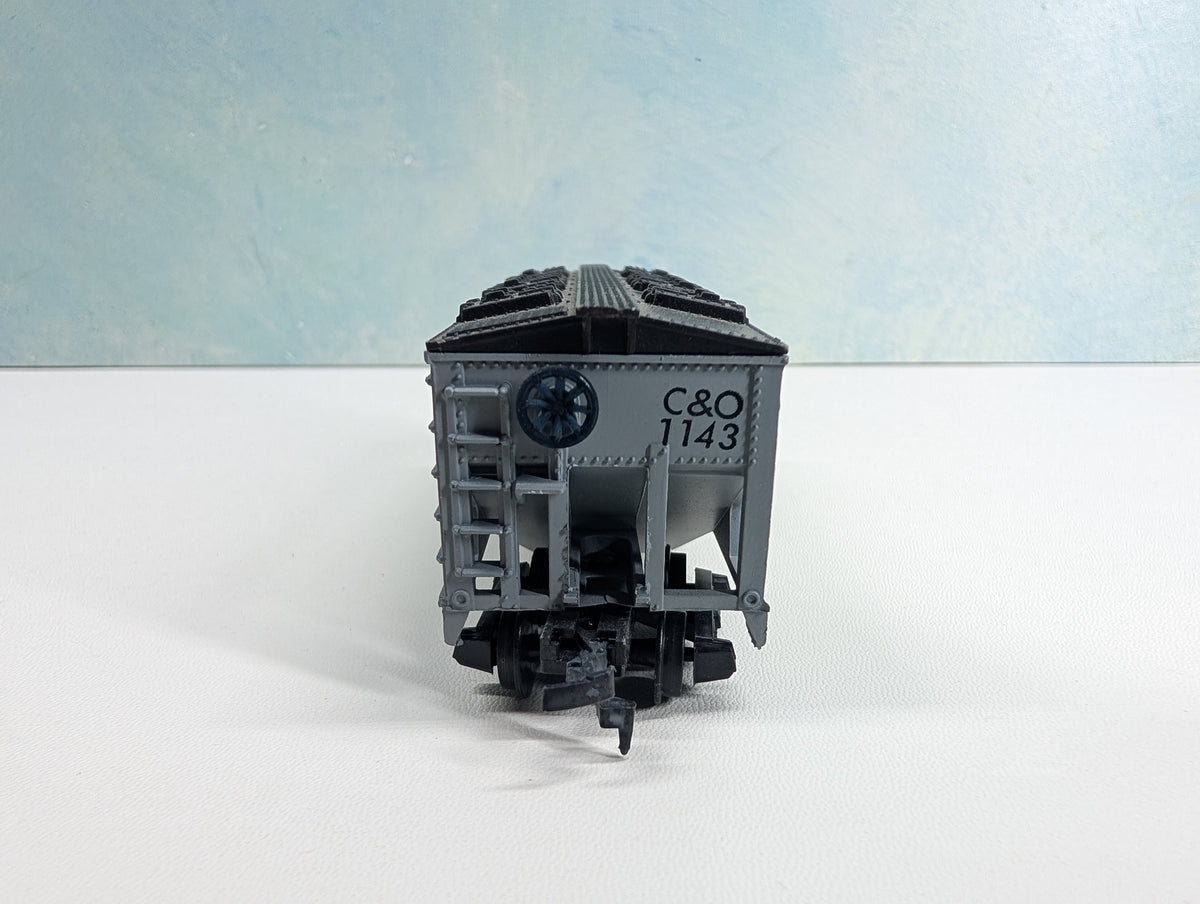 USED Life-Like HO Scale 2 Bay Covered Hopper Chesapeake and Ohio C&O #1143