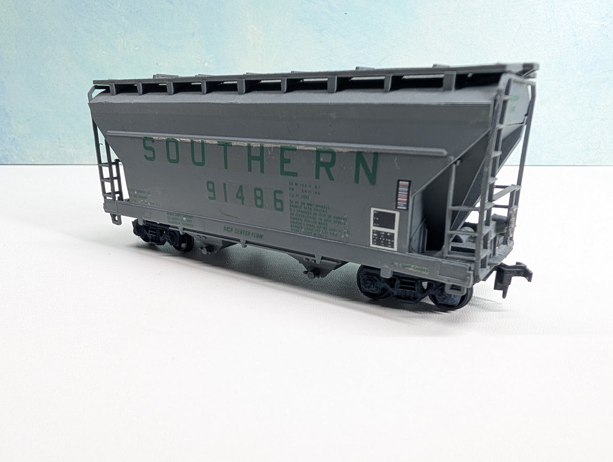 USED Athearn HO Scale 2 Bay Covered Hopper Southern #91486