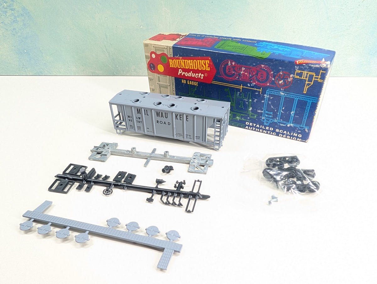 USED Roundhouse 1436 HO Scale 2 Bay Covered Hopper Milwaukee Road MILW #95787 KIT