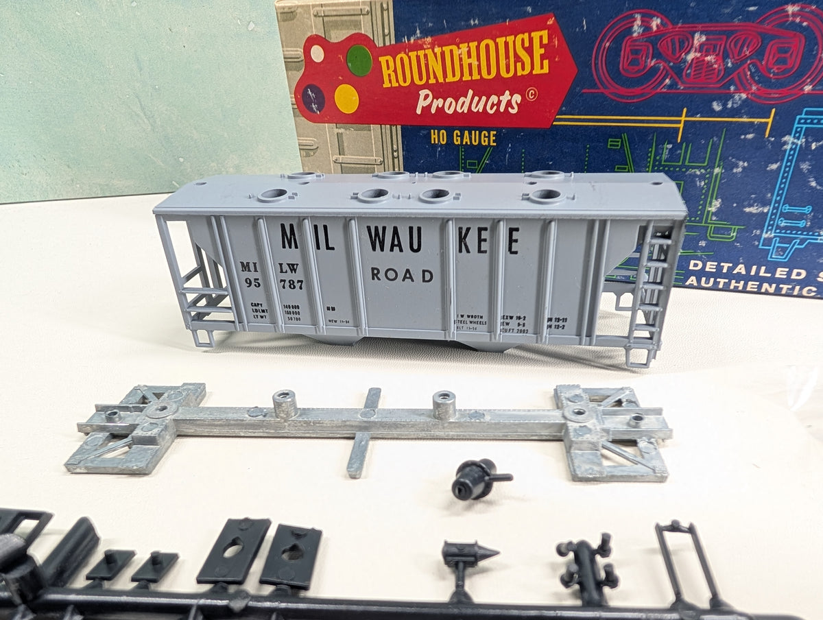 USED Roundhouse 1436 HO Scale 2 Bay Covered Hopper Milwaukee Road MILW #95787 KIT