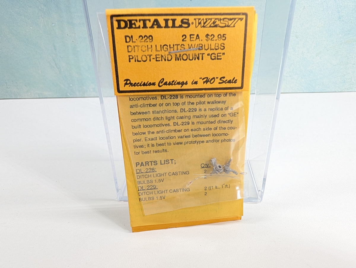 DETAILS WEST DL-229 HO Scale Ditch Lights w/ Bulbs - Pilot-End Mount - GE (2 pcs)