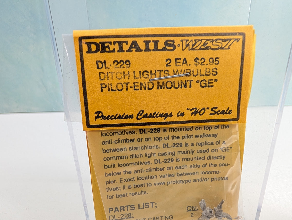 DETAILS WEST DL-229 HO Scale Ditch Lights w/ Bulbs - Pilot-End Mount - GE (2 pcs)