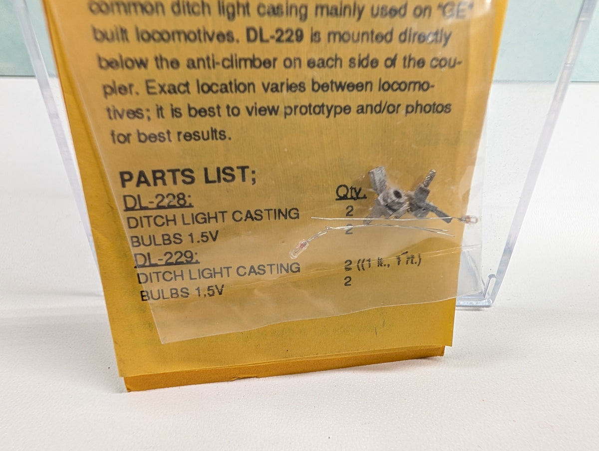 DETAILS WEST DL-229 HO Scale Ditch Lights w/ Bulbs - Pilot-End Mount - GE (2 pcs)