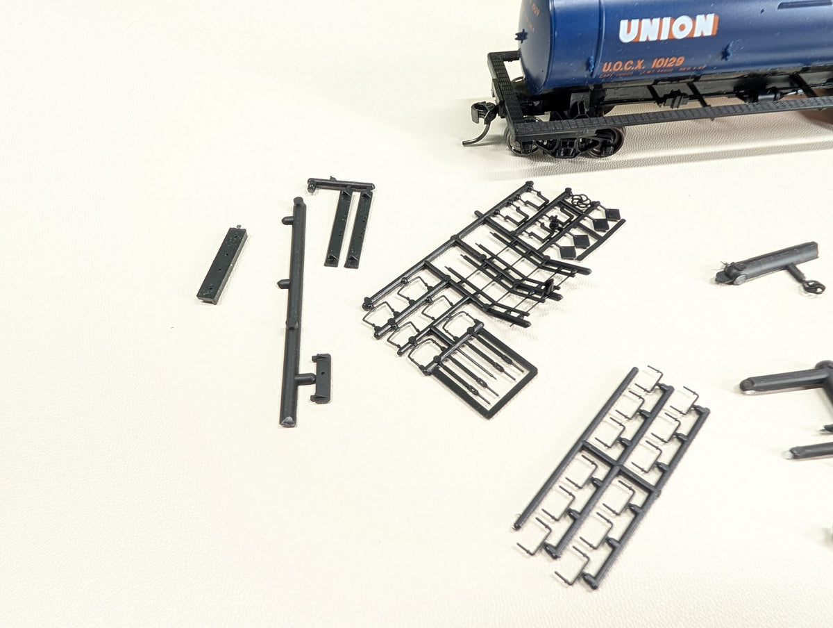 USED Red Caboose #3013-1 HO Scale 10,000 Gal Tank Car Union 76 UOCX #10129 KIT