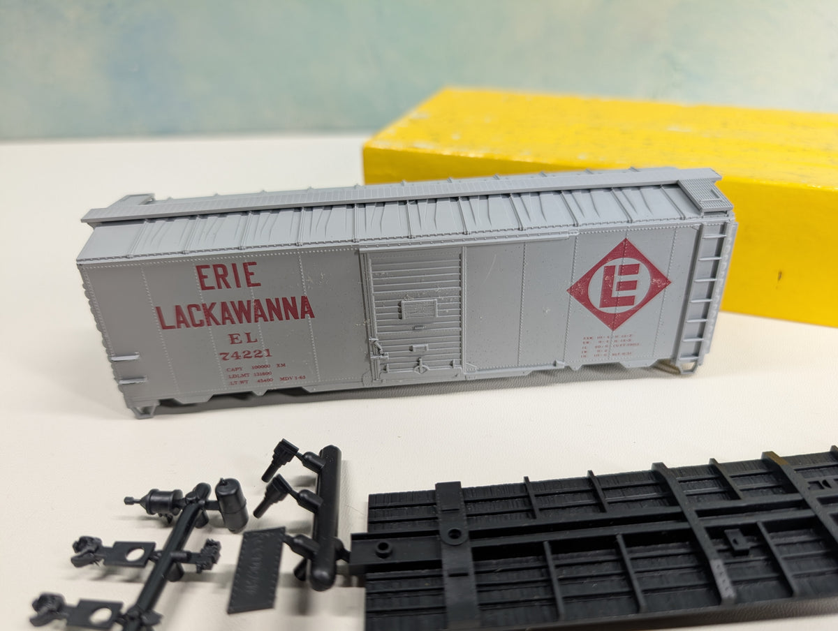 USED Accurail 1522 HO Scale 40' AAR Box Car Erie Lackawanna EL #74221 KIT