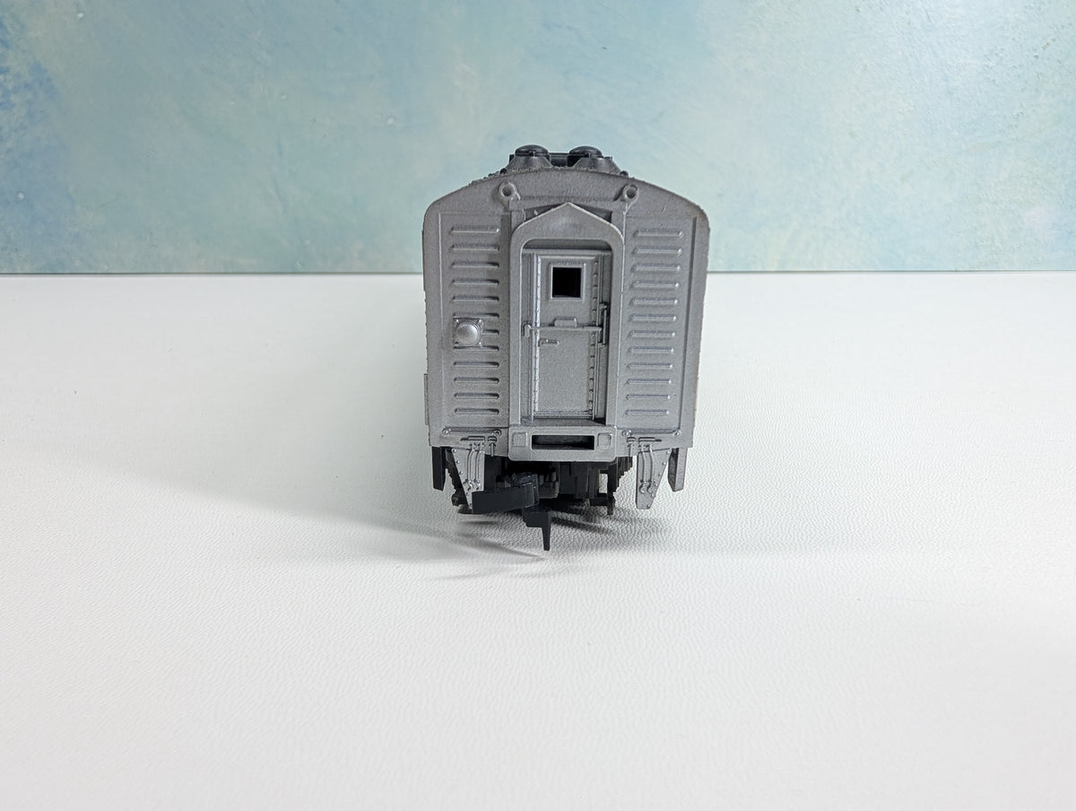 USED HO Scale EMD E9 Diesel Locomotive Amtrak #120 Non-Powered