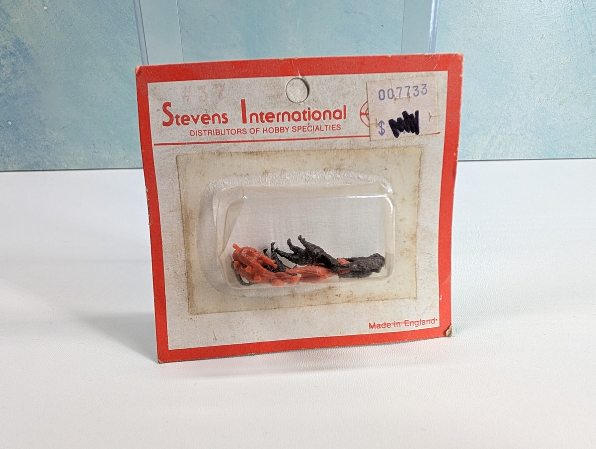 USED Stevens International HO Scale Dogs, Various Types (6 pcs)